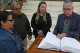 A Bíblia foi transcrita à mão por 25 participantes. (Foto: Reprodução/Meio Dia Paraná).