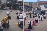 Os cristãos de joelhos nas ruas da Colômbia. (Foto: Reprodução/Instagram/TVO Xela)