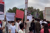 Os manifestantes marcharam pedindo igualdade e liberdade para minorias religiosas. (Foto: Reprodução/Instagram/Dawn Today).
