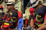 Os socorristas orando em meio aos destroços. (Foto: Reprodução/Instagram/Eduardo Menoni)