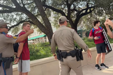 Oficiais do Texas prendendo evangelistas de rua em San Antonio em 15 de agosto de 2026. (Captura de tela/YouTube/@Texas 2A Advogado CJ Grisham)