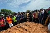 Moradores se reúnem durante o sepultamento de vítimas de ataque no estado de Plateau, na Nigéria. (Foto: ICC)