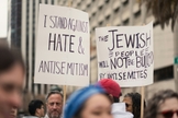 Manifestantes seguram cartazes contra o antissemitismo e em apoio ao povo judeu durante ato público. (Foto representativa: Levi Meir Clancy / Unsplash)