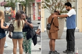 Pessoas foram alcançadas nas ruas. (Foto: Reprodução/Instagram/Go Revival Europe) 