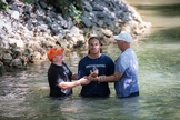 Kris Mandy, calouro da Carson-Newman, é batizado em Mossy Creek. (Foto: Carson-Newman University)