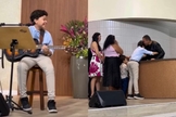 Benjamin se emocionou ao ver o pai sendo batizado. (Foto: Reprodução/Instagram/anaisavieli).
