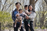 Wu Qiuyu com o esposo e os filhos. (Foto: Yang Jun/China Aid).
