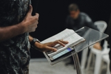 Pesquisa aponta que pastores defendem cautela no uso da IA para interpretar as Escrituras. (Foto: Unsplash / Nicholas Benaya)
