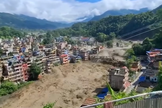 Enchente repentina e violenta avança sobre construções no Nepal, deixando dezenas de mortos. (Captura de tela/YouTube/BBC)