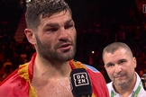 Filip Hrgović exaltou a Deus após a vitória. (Foto: Reprodução/YouTube/ DAZN Boxing).