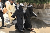 Neha Faqir (à direita) em traje islâmico a caminho do tribunal em Lahore. (Foto: CSI).