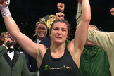 Katie Taylor comemora a vitória em sua última luta profissional, no Croke Park, em Dublin. (Captura de tela/YouTube/DAZN Boxing)