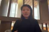 Ruth Wang chega ao Aeroporto Internacional de Taoyuan, em Taiwan. (Captura de tela/YouTube/AP)