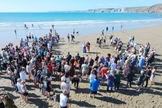 Centenas de pessoas foram batizadas na praia Bigbury-on-Sea. (Foto: Facebook/Calvary Plymouth).