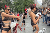 Ativista trans segura um crucifixo e rasga páginas da Bíblia em Nova York. (Captura de tela/X/TPUSA)