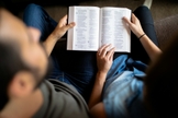 Segundo pesquisa, 50,4% dos evangélicos entrevistados afirmam ler a Bíblia todos os dias. (Foto representativa: Cassidy Rowell / Unsplash)