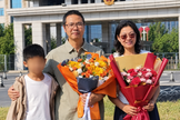 O pastor Lian Xuliang, recentemente libertado, aparece ao lado de sua família em Xi’an, na província de Shaanxi, China. (Foto: ChinaAid)