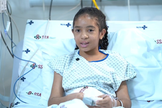 Safira agradecendo a Deus no hospital. (Foto: Reprodução/g1/Fantástico)