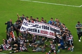 Os jogadores exibiram uma grande faixa exaltando a Jesus. (Foto: Reprodução/YouTube/Roberto Nascimento Conta Aí).