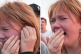 Jovem se emociona ao testemunhar que voltou a ouvir pelo ouvido esquerdo após oração em evento de louvor. (Captura de tela/Instagram/Sean Feucht)