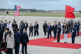 Trump e Xi Jinping durante a cerimônia de boas-vindas ao presidente chinês na Joint Base Andrews, em Maryland, nesta quarta-feira (23). (Foto: Senior Airman Gabriel Jones/U.S. Air Force).
