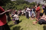 Dezenas de pessoas do povo Batwa já foram batizados em Uganda. (Foto: Reprodução/CBN News).