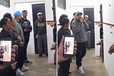 Mano Reco ministrando o Evangelho na prisão. (Foto: Reprodução/Instagram/Denison Vertelo)