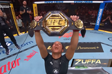 Após a entrevista, Natália Silva se ajoelha no octógono e grita: “Obrigada, Jesus!”. (Captura de tela/YouTube/UFC)