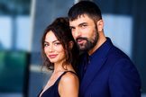 Demet Özdemir (Farah Erşadi) e Engin Akyürek (Tahir Lekesiz), protagonistas da série Meu Nome é Farah. (Foto: Divulgação) 