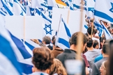 Bandeiras de Israel durante manifestação em apoio ao país. (Foto representativa: Yoav Aziz/Unsplash)