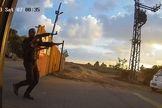 Homens armados do Hamas invadindo o portão do Kibutz Alumim em 7 de outubro de 2023. (Foto: Wikimedia)