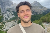 Adriaan clamou a Deus por ajuda e recebeu uma resposta. (Foto: Revive).