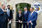 O chanceler colombiano Omar Bula corta a fita enquanto Gideon Saar observa na inauguração da embaixada da Colômbia em Jerusalém, em 14 de outubro de 2026. (Foto: Rafi Ben Hakoon / GPO)
