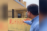 O muro da Igreja Assembleia de Deus Belém foi pichado com mensagens de ódio. (Foto: Reprodução/Instagram/jornaloargumentooficial).