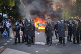 Protestos contra o aumento do custo de vida provocaram confrontos, saques e incêndios em diversas cidades francesas. (Foto: Jorge Jaramillo / Wikimedia Commons)