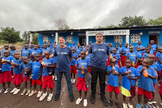 Pastores Marcos Corrêa e Elias Caetano com crianças atendidas pela Escola Umodzi, na África. (Foto: Arquivo pessoal)