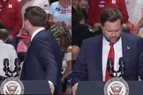 JD Vance fez a oração do Pai Nosso com a multidão. (Foto: Reprodução/Instagram/Fox News).