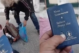O homem não ficou ferido graças a pequena Bíblia que estava em seu bolso. (Foto: Reprodução/G1).