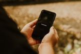 Igrejas poderão criar aplicativos com tecnologia da YouVersion. (Foto: Reprodução/Unsplash/Priscilla Du Preez)