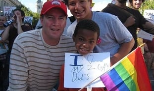 Menino segura cartaz: “Eu amo meus dois pais gays”. (Foto: Wikimedia Commons)