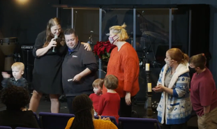 A família ganhou um cheque para ajudar nas despesas e presentes de Natal. (Foto: YouTube/Compass Community Church).