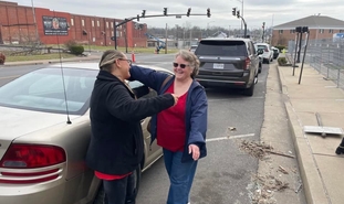 Sharon doou seu carro a Rebecca, uma sobrevivente da onda de tornados nos EUA. (Foto: Facebook/Graves County Sheriff's Office).