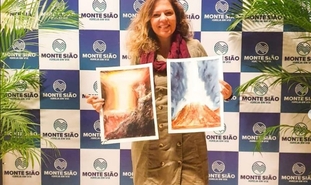 Raquel Falk foi convidada para apresentar seus quadros no museu mais visitado do mundo. (Foto: Divulgação).