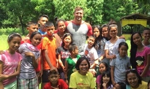 O ex-astro da NFL criou uma fundação e um hospital nas Filipinas. (Foto: Tim Tebow)
