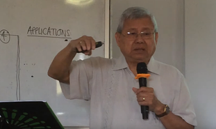 Joe Kong durante pregação no Camboja. (Captura de tela Emunah Project, Sin Somnang)