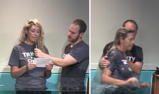 Jennifer Scott lê um depoimento emocionante antes de ser batizada nas águas. (Foto: Reprodução / YouTube CBN News)