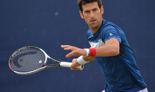 Novak Djokovic durante treino em junho de 2018. (Foto: Wikimedia Commons)
