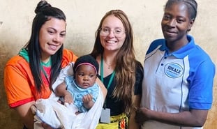 As missionárias Clara Gandolfi e a Larissa Perske com a mãe e a bebê Graça. (Foto: Stefani Lang/CACEMAR).