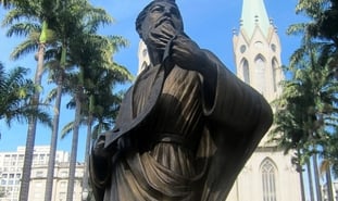 Estátua em homenagem ao apóstolo Paulo, exposta na Praça da Sé, SP. (Foto: Wally Gobets/Flickr)