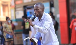 Kassim Kavuma prega nas ruas há 7 anos. (Foto: Uganda Christian News).